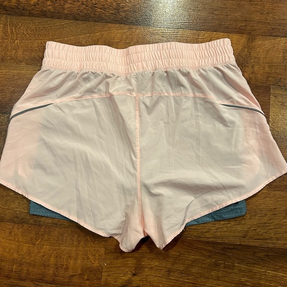 Fabletics Perforated 2” Running Shorts Women’s Size Medium Pink Gray - Picture 6 of 6